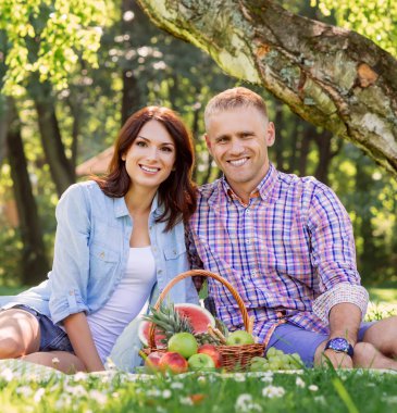 Mutlu aile piknik üzerinde rahatlatıcı