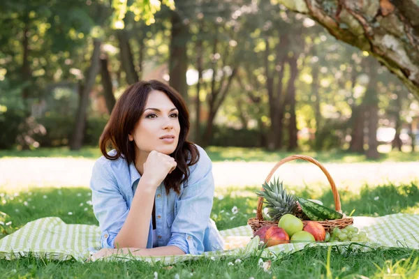 Genç esmer kadın pikniğe rahatlatıcı — Stok fotoğraf