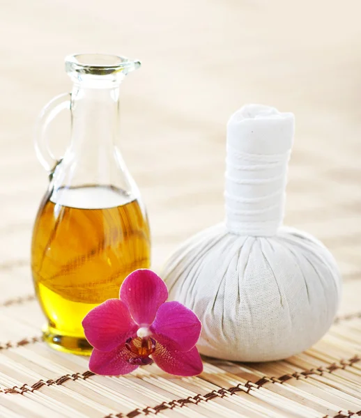 Composición de aromaterapia Spa con aceite fragante, orquídea y bola — Foto de Stock