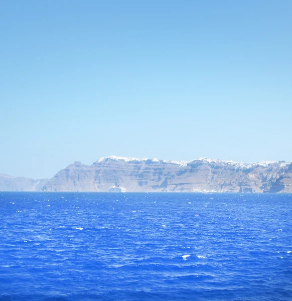 Καταγάλανη Θάλασσα Στην Ελλάδα Και Νησί Βουνά Στο Φόντο — Φωτογραφία Αρχείου