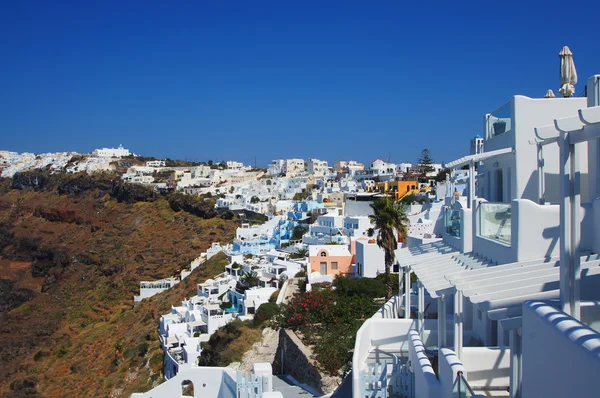 Établissement avec de belles maisons blanches sur la colline de Santorin — Photo