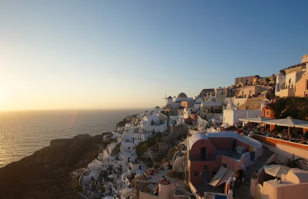 Bellissimi edifici in stile antico sulla collina sull'isola di Santorini — Foto Stock