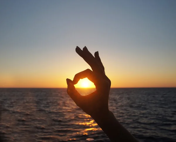 Sonnenuntergang Handzeichen Auf Santorini Insel — Stockfoto