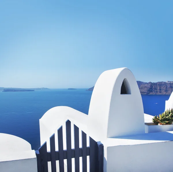 Blick auf das azurblaue Mittelmeer vom Balkon der Insel Santorini — Stockfoto