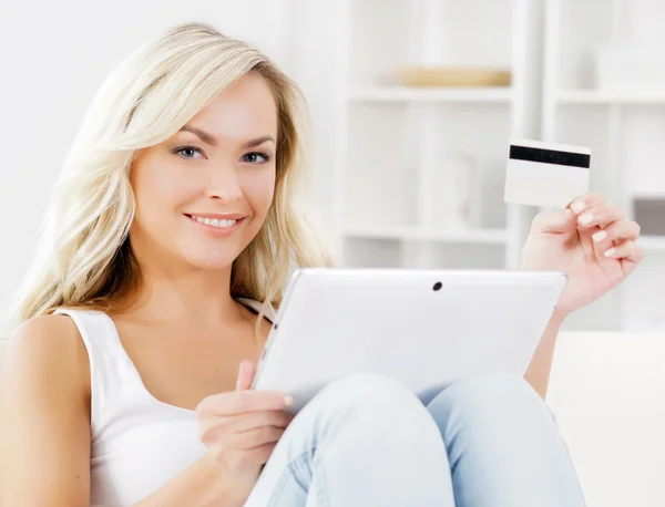 Online shopping concept. Beautiful blond girl with a credit card — Stock Photo, Image