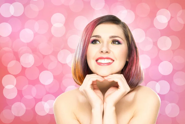 Menina sorridente bonita com maquiagem colorida no fundo da bolha — Fotografia de Stock