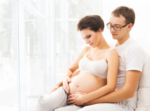 Jeune couple séduisant : mère enceinte et père heureux — Photo