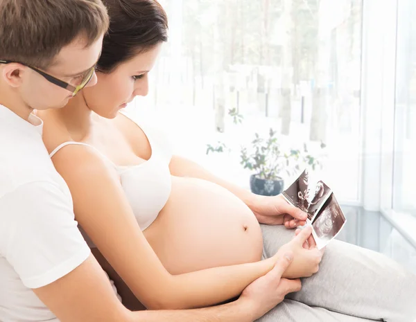 Joven pareja atractiva: madre embarazada y padre feliz — Foto de Stock