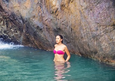 Pembe bikini giyen genç, güzel kadın