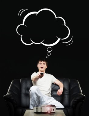  İzlerken spor yayın evde koltukta oturan adam.