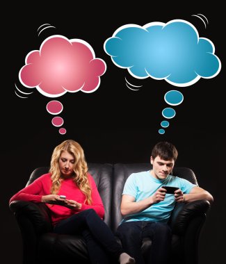 Çocuk ve akıllı telefonlar ile ayrı ayrı oturan kız