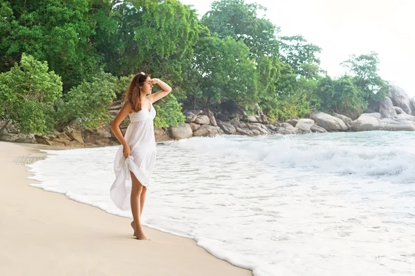 Vacker flicka ser långt bort att vara på seacoast i Thailand — Stockfoto