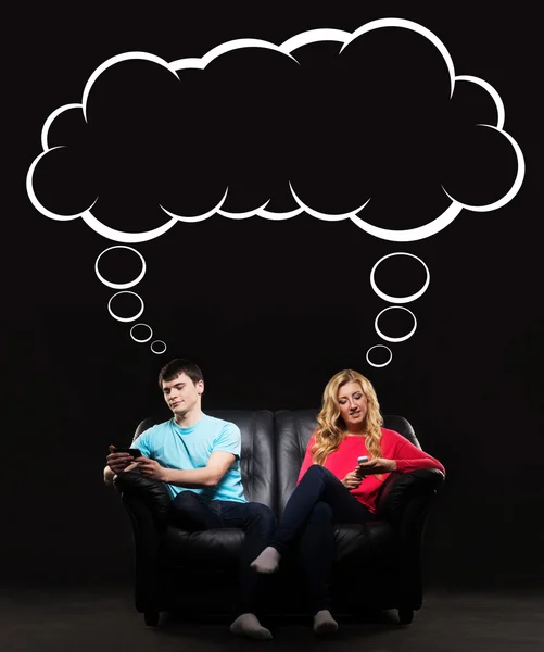 Ragazzo e ragazza seduti separatamente con gli smartphone — Foto Stock