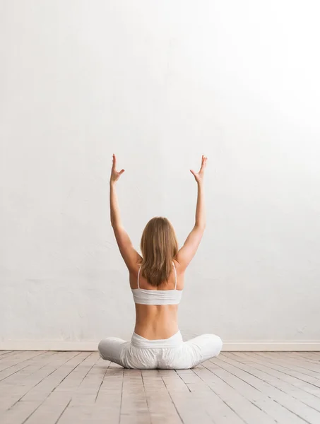 Ung och sportig tjej träning i gym. Yoga övning — Stockfoto