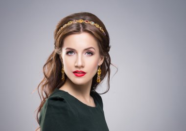 Kırmızı ruj ve lüks altın kolye ile güzel esmer