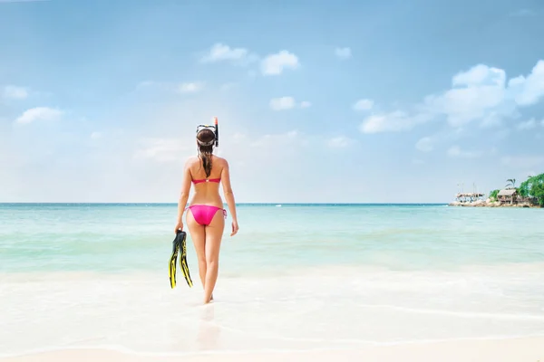 Sensual, linda senhora com máscara de mergulho posando na praia — Fotografia de Stock