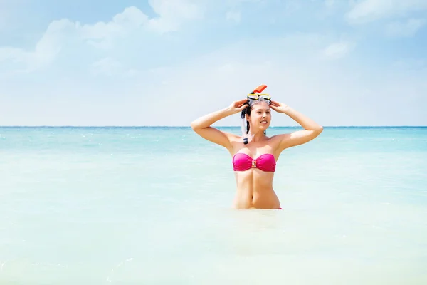 Sensuell, vacker dam med dykning mask poserar på stranden — Stockfoto