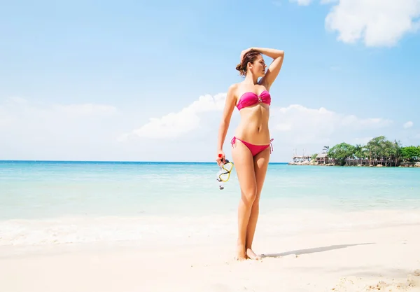Smyslná, nádherná dáma s potápěčskou maskou pózuje na pláži — Stock fotografie