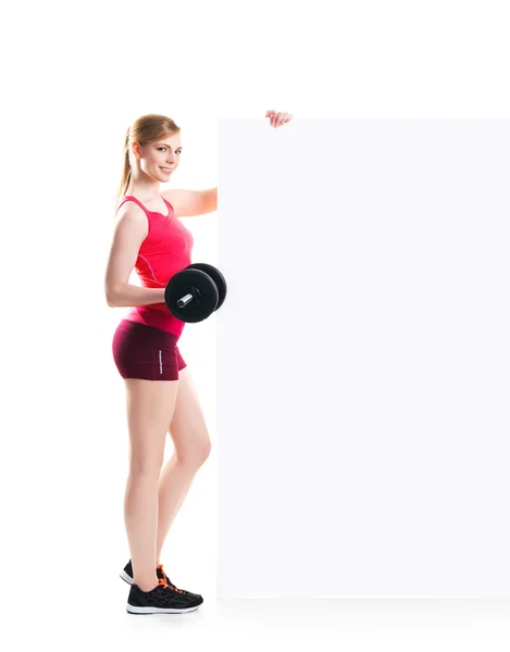 Mujer joven y en forma con mancuernas — Foto de Stock