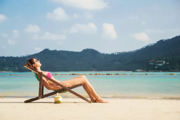 Jovem e sexy mulher relaxante na praia — Fotografia de Stock
