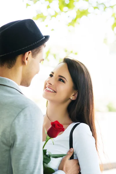 Casal encantador na data — Fotografia de Stock