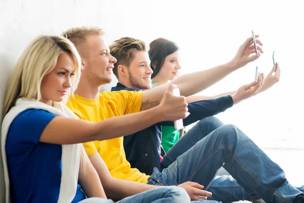 Étudiants prenant selfie — Photo