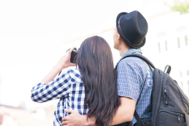 Fotoğraf çeken çift.