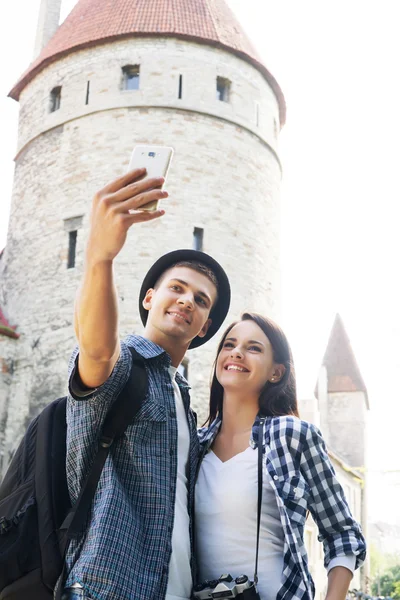 Viajeros felices tomando selfie — Foto de Stock