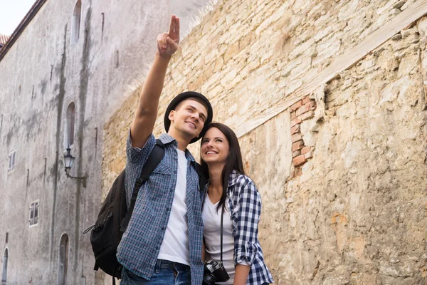 Giovane coppia che esplora una città vecchia — Foto Stock