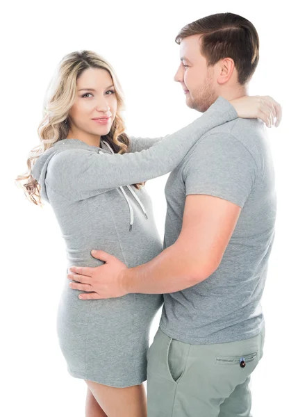 Чоловік і вагітна дружина обіймають один одного — стокове фото