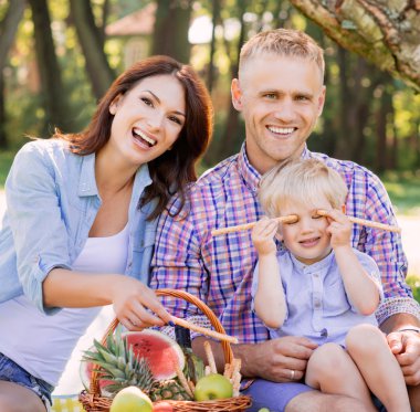 Aile birlikte tatilde olmak