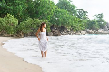 Sahilde yürüyen genç kadın