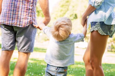 Parkta bir yürüyüş oğlu ile sahip anne