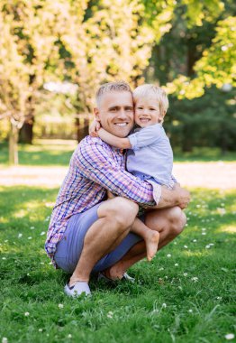 Parkta oğluyla genç Baba