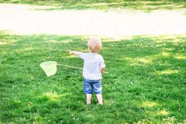 Küçük çocuk alıcı kelebekler