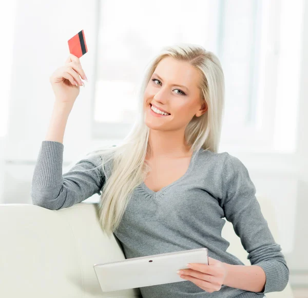 Young and happy woman with a credit card — Stock Photo, Image