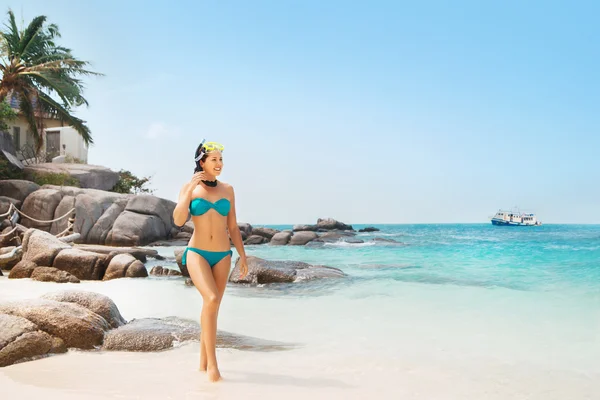 Ung kvinna i bikini på stranden — Stockfoto