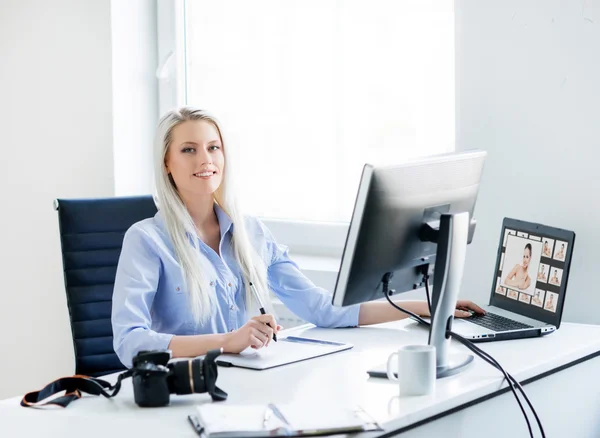 Donna sicura di sé che lavora in ufficio — Foto Stock