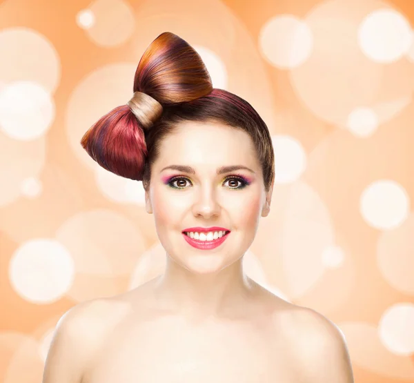 Дівчина з зачіскою з бантом і барвистим макіяжем — стокове фото