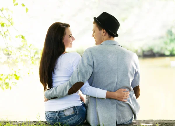 Pareja sentada sola cerca del lago — Foto de Stock