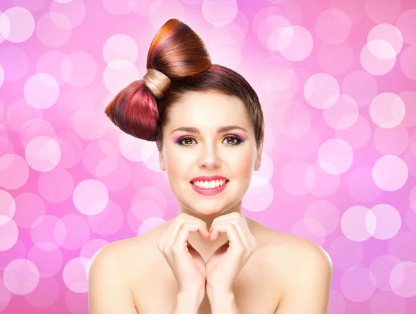 Menina com um corte de cabelo arco e maquiagem colorida — Fotografia de Stock