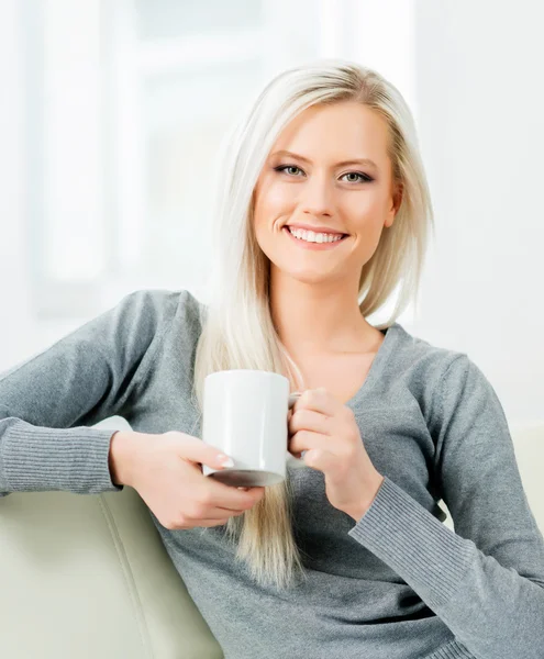 Menina bonita relaxante em casa com chá — Fotografia de Stock