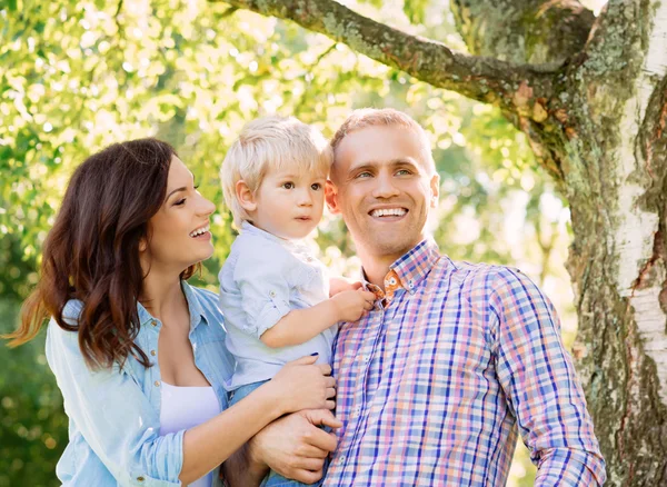 Familia pasar tiempo juntos en un parque — Foto de Stock