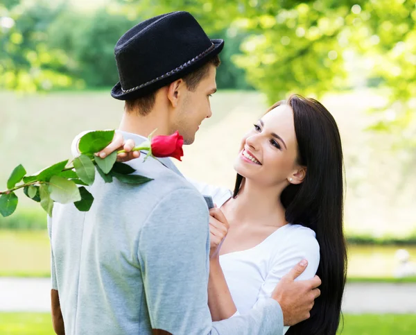 Casal abraço no parque — Fotografia de Stock