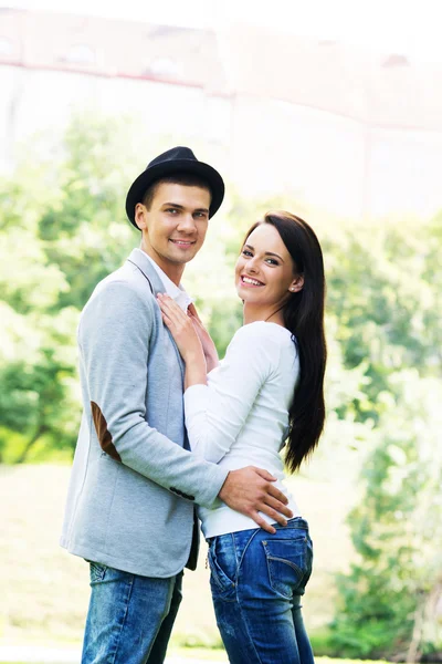 Casal abraço no parque — Fotografia de Stock