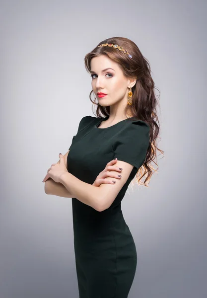 Jeune femme avec une couronne et des boucles d'oreilles — Photo