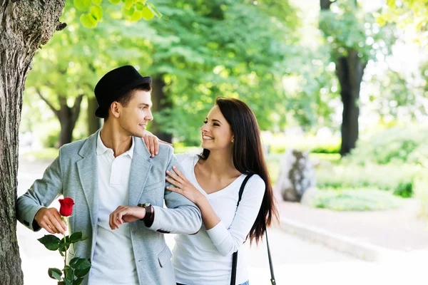 Paar traf sich gerade im Park — Stockfoto