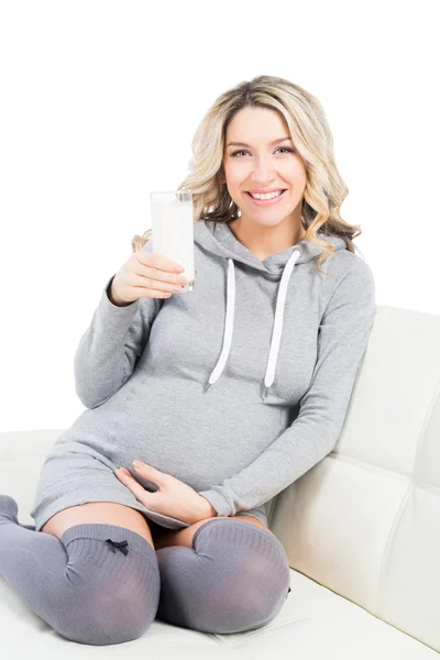 Беременная мать выпивает стакан молока — стоковое фото