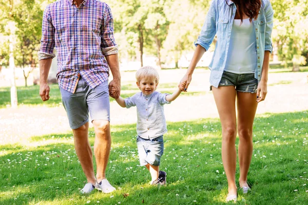 Les parents se promènent avec leur fils dans le parc — Photo