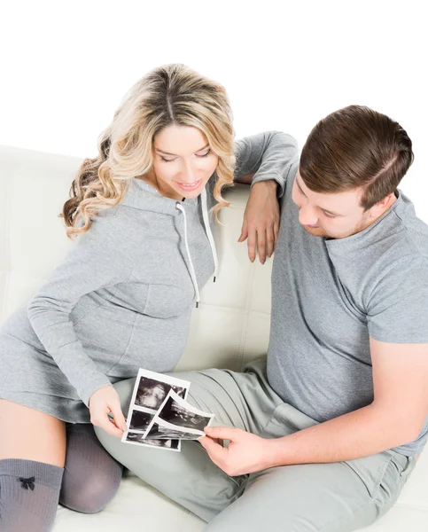 Famiglia guardando ecografie — Foto Stock